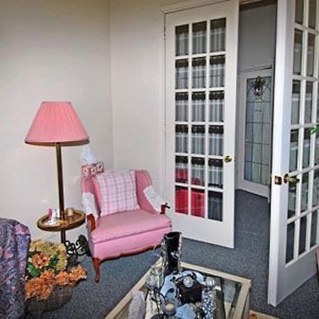 Sommerville Court Motel Bed & Breakfast Lucknow Экстерьер фото